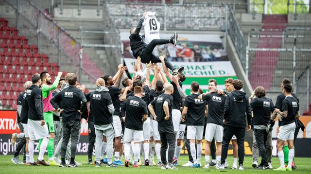 שחקניאאוגסבורג חוגגים הישארות (צילום: Matthias Balk/picture alliance via Getty Images)