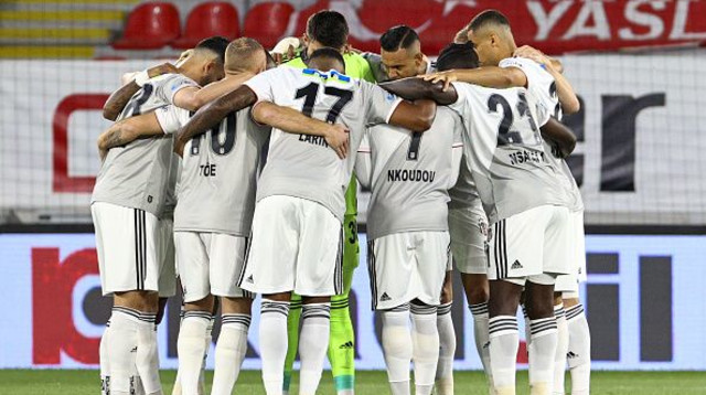 שחקני בשיקטאש (צילום: Mehmet Emin Menguarslan/Anadolu Agency via Getty I)