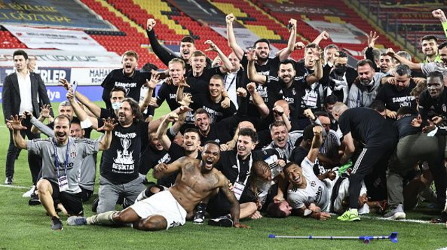 בשיקטאש חוגגת אליפות (צילום: Mehmet Emin Menguarslan/Anadolu Agency via Getty I)