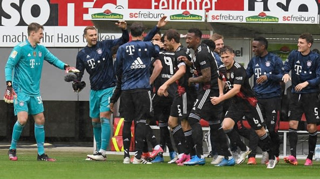 רוברט לבנדובסקי חוגג עם שחקני באיירן מינכן (צילום: THOMAS KIENZLE/POOL/AFP via Getty Images)