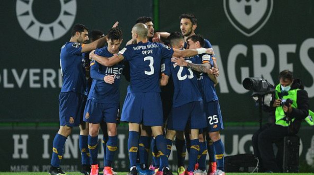 שחקני פורטו חוגגים (צילום: Octavio Passos/Getty Images)