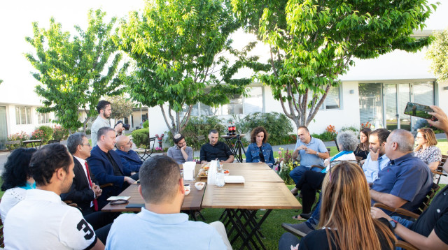 מפגש יזמי הייטק ויזמים חברתיים למפגן משותף שקרא לחיבור ונגד אלימות, פילוג והסתה (צילום: אהרון פז)
