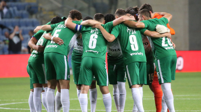 שחקני מכבי חיפה (צילום: אודי ציטיאט)