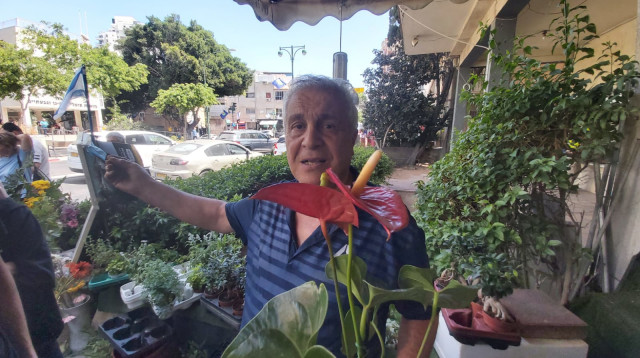 יענקל'ה בחנות הפרחים במרכז רמת גן (צילום: משה כהן)