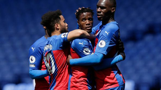 שחקני קריסטל פאלאס חוגגים (צילום: HENRY BROWNE / Contributor)