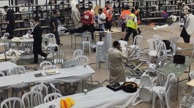 קריסת הטריבונה בבית כנסת בגבעת זאב (צילום: דוברות כיבוי והצלה)