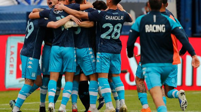 שחקני ראסינג חוגגים (צילום: Gustavo Ortiz/Jam Media/Getty Images)