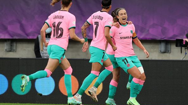 שחקניות ברצלונה חוגגות (צילום: Boris Streubel - UEFA/UEFA via Getty Images)