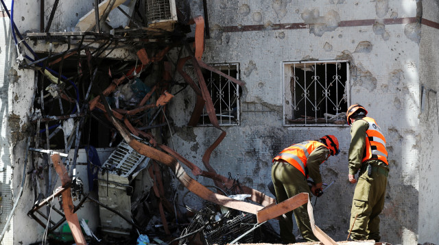 הריסות מבנה שנפגע מרקטה. אשקלון (צילום: רויטרס)