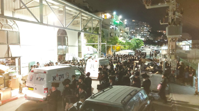 קריסת הטריבונה בבית כנסת בגבעת זאב (צילום: דוברות זק"א תל אביב)