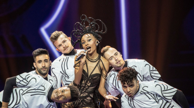 עדן אלנה וצוות הליווי (צילום: EBU / ANDRES PUTTING)