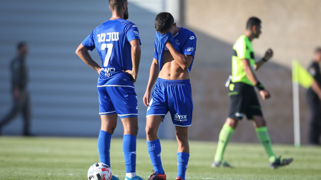 שחקני הפועל פתח תקווה מאוכזבים (צילום: מאור אלקסלסי)