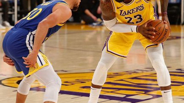 לברון ג'יימס וסטף קרי (צילום: Jim Poorten/NBAE via Getty Images)