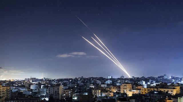 ירי רקטות (צילום: MAHMUD HAMS/AFP via Getty Images)