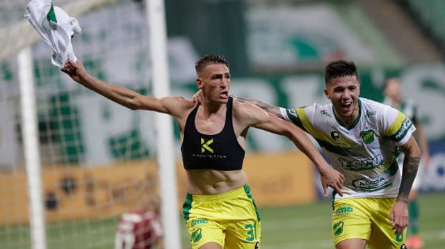 שחקני דפנסה אי חוסטיסיה חוגגים (צילום: ANDRE PENNER/AFP via Getty Images)