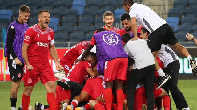 שחקני הפועל תל אביב חוגגים (צילום: אודי ציטיאט)