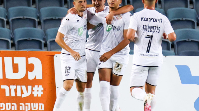 שחקני הפועל חדרה חוגגים (צילום: דני מרון)