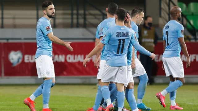 שחקני נבחרת ישראל חוגגים (צילום: BOGDAN TUDOR/AFP via Getty Images)