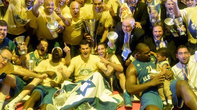 מכבי ת"א חוגגת זכייה ביורוליג 2014 (צילום: OLIVIER MORIN/AFP via Getty Images)