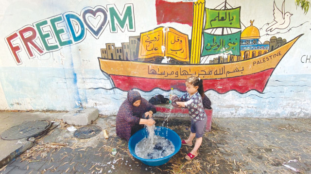 פליטים בעזה (צילום: רויטרס)