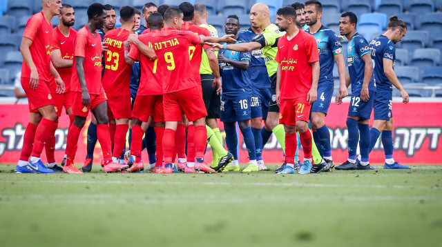 שחקני מ.ס. אשדוד בתגרה עם שחקני הפועל באר שבע (צילום: מאור אלקסלסי)