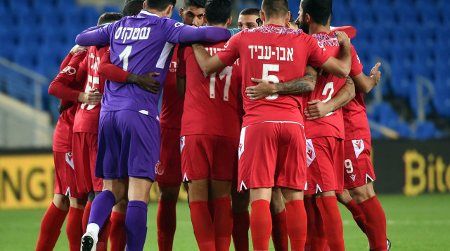שחקני הפועל תל אביב (צילום: ברני ארדוב)