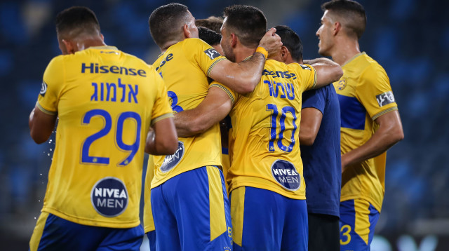 שחקני מכבי תל אביב (צילום: מאור אלקסלסי)