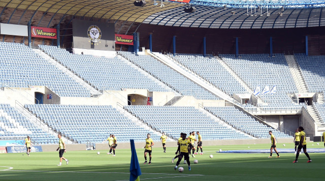 שחקני מכבי נתניה בחימום בטדי הריק (צילום: ברני ארדוב)