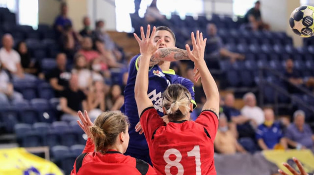 ניצן דונאי מעל הגנת הפועל (צילום: הדר ואן קולא איגוד הכדוריד)