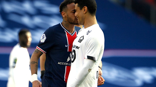 ניימאר מתעמת עם בנז'מין אנדרה מליל (צילום: FRANCK FIFE/AFP via Getty Images)