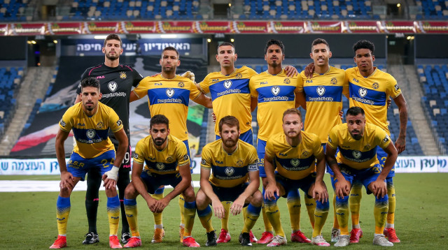 שחקני מכבי תל אביב (צילום: מאור אלקסלסי)