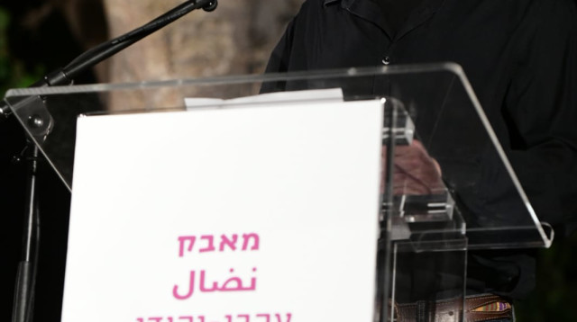 דוד גרוסמן בהפגנה (צילום: תומר נויברג, עומדים ביחד)