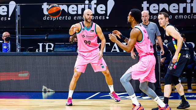 ניק קלאת'ס (צילום: הטוויטר הרשמי של ברצלונה)