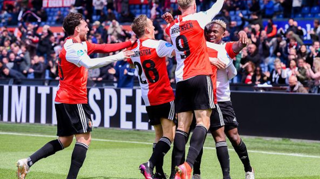 שחקני פיינורד חוגגים (צילום: )