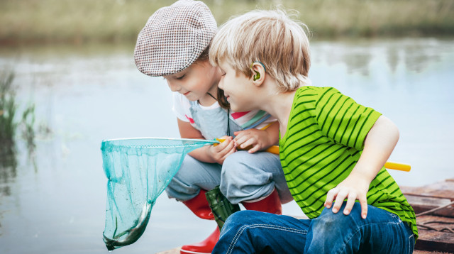 ילד עם מכשיר שמיעה (צילום: פונאק חו"ל)
