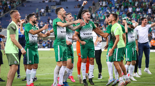 שחקני מכבי חיפה חוגגים (צילום: מאור אלקסלסי)