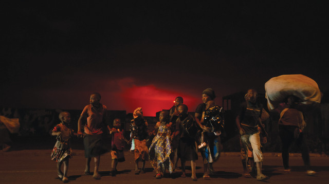 משפחה נמלטת מהעיר גומא הסמוכה להר הגעש שהתפרץ (צילום: GUERCHOM NDEBO AFP VIA GETTY IMAGES)