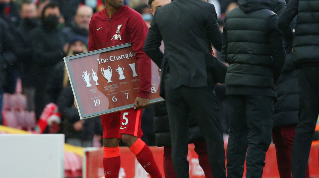 ג'ורג'יניו ויינאלדום במשחקו האחרון בליברפול (צילום: Alex Livesey/Getty Images)