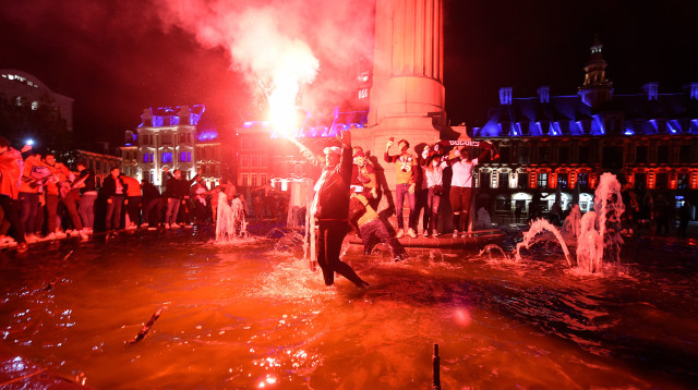 אוהדי ליל חוגגים אליפות (צילום: FRANCOIS LO PRESTI/AFP via Getty Images)