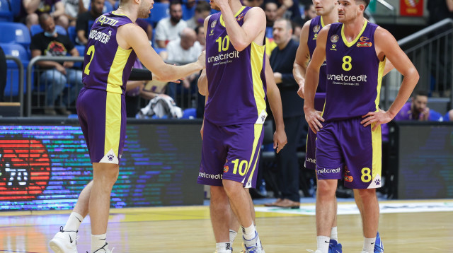 שחקני הפועל חולון (צילום: דני מרון)