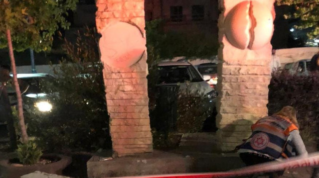 פסל האבן שהתמוטט על הנער במעלות (צילום: תיעוד מבצעי מד"א)