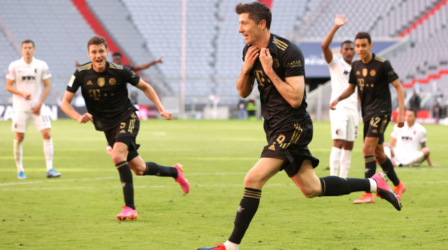 רוברט לבנדובסקי חוגג (צילום: Alexander Hassenstein/Getty Images)