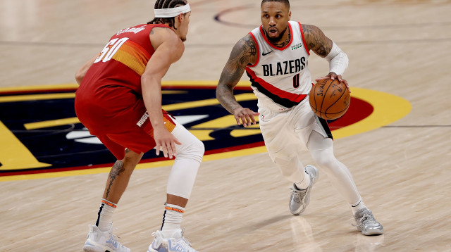 ארון גורדון נצמד לדמיאן לילארד (צילום: Matthew Stockman/Getty Images)