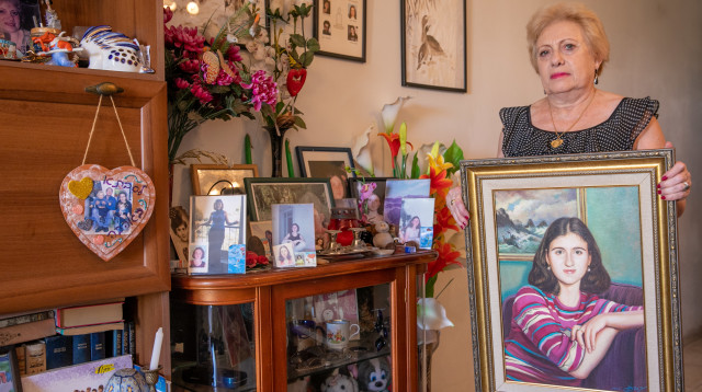 לילי ברקובסקי עם תמונת בתה מרינה ז"ל (צילום: יוסי אלוני)