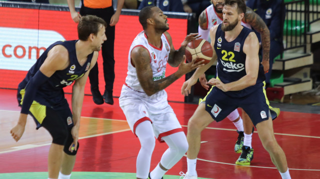 דנילו בארטל, אמאדו אמבייה, יאן וסלי (צילום: אתר הליגה הטורקית)