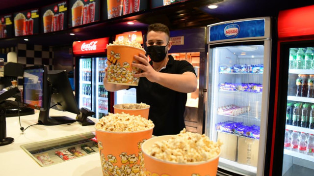 הכנות לפתיחת בתי הקולנוע, סינימה סיטי גלילות (צילום: %אבשלום ששוני%)