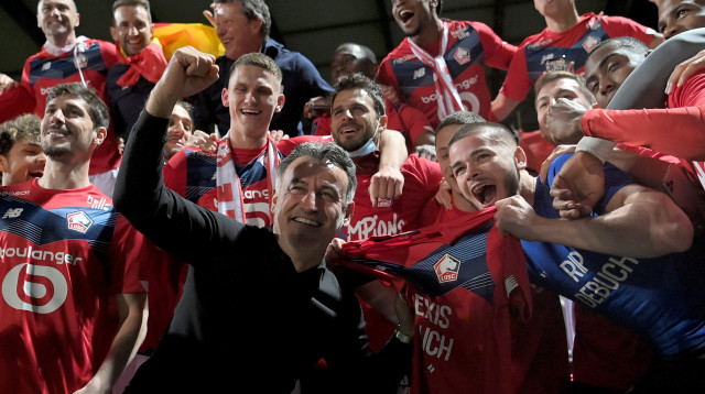 כריסטוף גלטייה ושחקני ליל חוגגים אליפות (צילום: LOIC VENANCE/AFP via Getty Images)