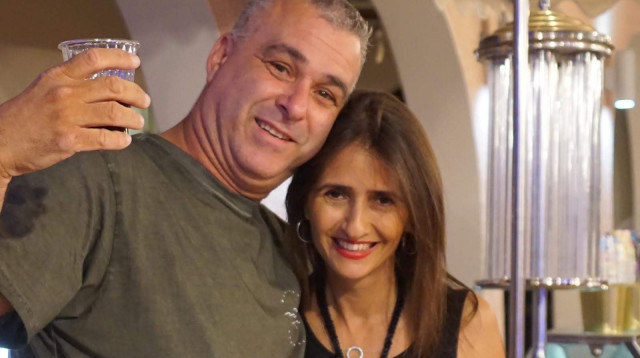 יוסי אלקבץ ואשתו (צילום: באדיבות המצולמים)