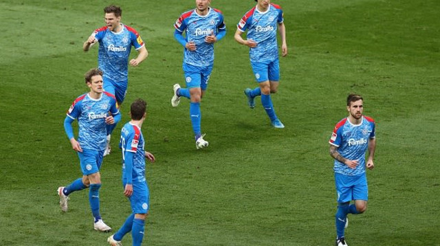 שחקני הולשטיין קיל חוגגים (צילום: ROLF VENNENBERND / Contributor)