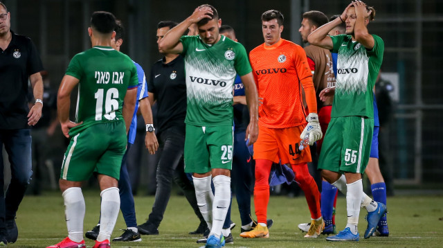 שחקני מכבי חיפה מאוכזבים (צילום: מאור אלקסלסי)